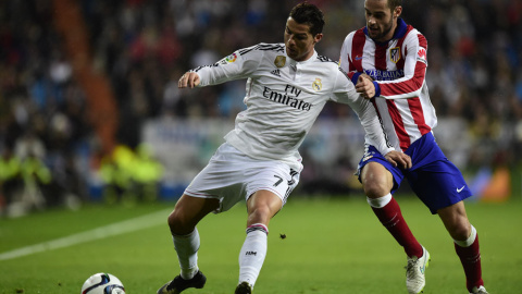 Cristiano Ronaldo junto a Mario Suárez en el último derbi. /AFP