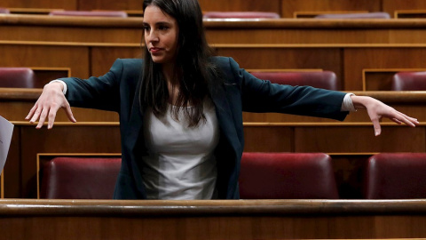 La portavoz de Unidas Podemos, Irene Montero,  en el Congreso de los Diputados poco antes del comienzo de la primera jornada de investidura de Pedro Sánchez como presidente del Gobierno. EFE/Juan Carlos Hidalgo