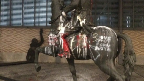 La estatua ecuestre de Franco junto al centro cultural Born, con una cabeza de cerdo.