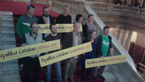 Los diputados autonómicos de la CUP en las escaleras del Parlament. M.F.