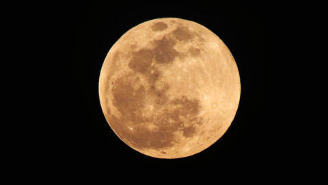 Durante los eclipses penumbrales (como este del 24 de mayo de 2013) disminuye ligeramente el brillo de la Luna. / Luisalvaz