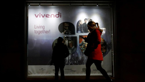 Un cartel de Vivendi en la entrada de la sede del conglomerado de entretenimiento y telecomunicaciones en París. REUTERS / Gonzalo Fuentes