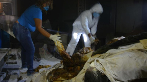 Policías ministeriales y expertos forenses recogen información hoy, viernes 6 de febrero de 2015, en el sitio donde fueron hallados un total de 61 cadáveres en un crematorio abandonado en el balneario mexicano de Acapulco, ubicado en el est