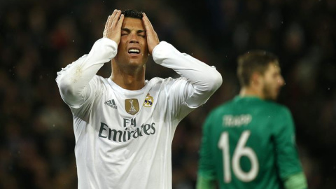 Cristiano Ronaldo se lamenta de una ocasión durante el partido del Real Madrid ante el PSG. - EFE