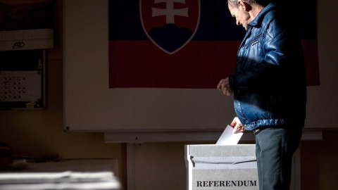 Un hombre votando en el referéndum eslovaco. EFE/EPA/JAKUB