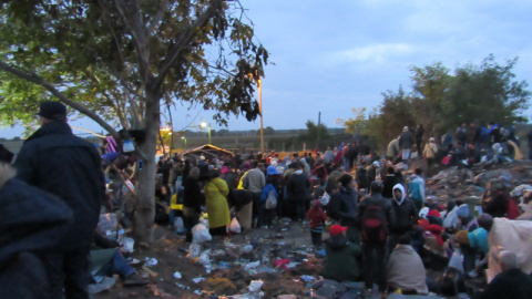 Campo improvisado de refugiados en la frontera de Croacia y Serbia.