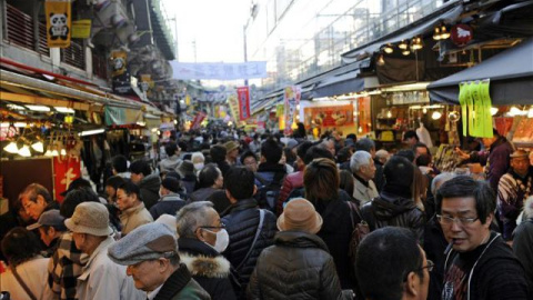 Cientos de personas visitan el mercado Ameyoko en Tokio (Japón). EFE/Archivo