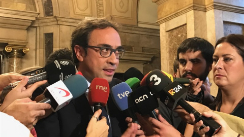 El conseller de Territorio y Sostenibilidad, Josep Rull, en declaraciones en los pasillos del Parlament. EP