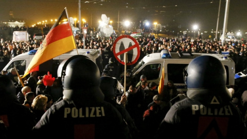 La policía se vio obligada a intervenir en las protestas de PEGIDA en Dresde. REUTERS/Fabrizio Bensch