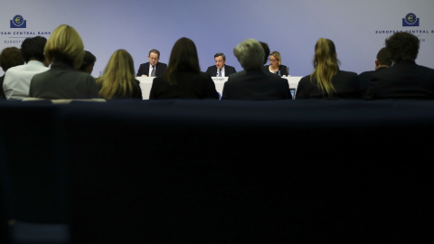 El presidente del BCE, Mario Draghi, en el centro, durante la rueda de prensa en la sede de la entidad tras la reunión del Consejo de Gobierno, en Fráncfort. REUTERS/Kai Pfaffenbach