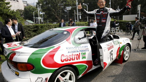 El presidente de Toyota Motor Corp, Akio Toyoda, posa junto a un Toyota Celica GT-4, tras una muestra de la firma japonesa en Tokio.. REUTERS/Toru Hanai