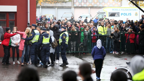 El personal de la escuela dialoga con la policía. REUTERS/Bjorn Larsson