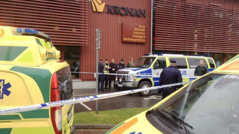 La policía sueca ha acordonado la escuela. REUTERS/Stig Hedstrom