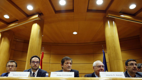 El presidente de la gestora del PSOE, Javier Fernández, durante la reunión entre diputados y senadores socialistas  en el Senado. EFE/Mariscal