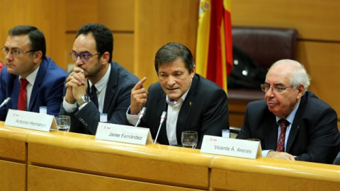 El presidente de la gestora del PSOE, Javier Fernández, en el centro de la imagen. EUROPA PRESS