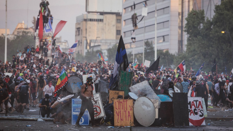 Barricadas de manifestantes en Plaza Dignidad, antigua Plaza Italia, centro de las manifestaciones en Santiago de Chile. / FRANCISCO HERRERA