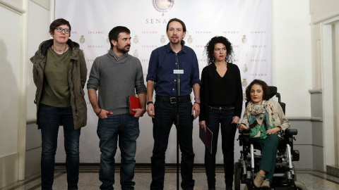 El secretario general de Podemos, Pablo Iglesias, junto a los senadores del partido, Pilar Lima, Ramón Espinar, Maribel Mora y Virginia Felipe. EFE/Javier Lizón