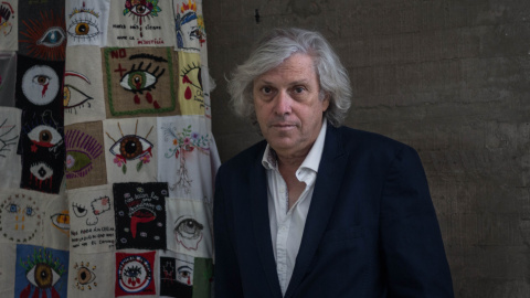 Francisco Estévez, director del Museo de la Memoria y los Derechos Humanos, junto a un mural que homenajea a las víctimas que han perdido la visión por la represión policial. Ya son 359 las personas con lesiones oculares. / MARTA MAROTO