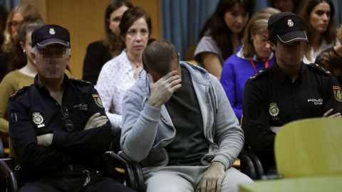 Antonio Ortiz, el presunto pederasta de Ciudad Lineal, en el juicio contra él en la Audiencia Provincial de Madrid acusado de secuestrar y abusar sexualmente de cuatro niñas, de entre cinco y nueve años, entre 2013 y 2014. EFE/Chema Moya