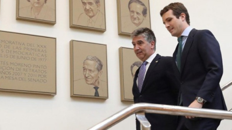 Pablo Casado junto a Ignacio Cosidó. (Ballesteros / EFE)