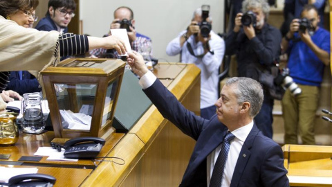 El lehendakari, Iñigo Urkullu, vota durante la elección de la nueva mesa de la Cámara durante el pleno de constitución de la XI Legislatura del Parlamento Vasco. EFE