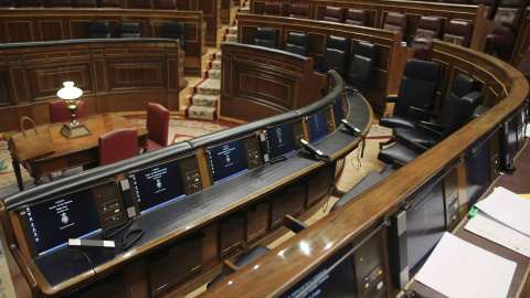 El hemiciclo del Congreso de los Diputados tras la última sesión de control al Ejecutivo con la que la Cámara Baja puso fin a la X legislatura. EFE/Ballesteros