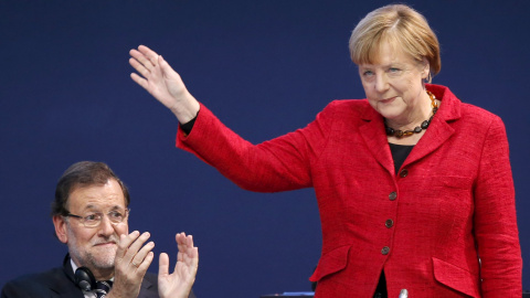 Mariano Rajoy y Angela Merkel, en el Congreso del Partido Popular Europeo celebrado en Madrid. / JUAN MEDINA (REUTERS)