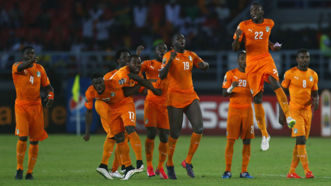 Los jugadores de Costa de Marfil celebran su triunfo en la tanda de penaltis ante Ghana en la final de la Copa de África 2015. /REUTERS