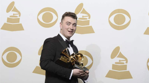 Sam Smith posa con sus cuatro Emmy. / Paul Buck / EFE