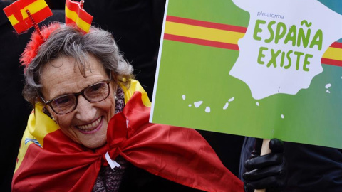 12/01/2020.- Una mujer participa este domingo en la concentración de protesta convocada por Vox este domingo en Valladolid contra la investidura y la formación de Gobierno por parte del socialista Pedro Sánchez, bajo el lema "España existe,