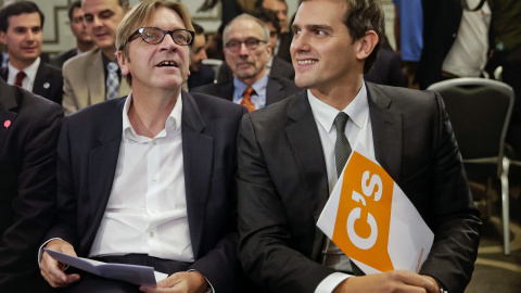 El presidente de Ciudadanos, Albert Rivera, junto al presidente del grupo ALDE del Parlamenteo Europeo, Gui Verhofstadt, durante el encuentro de líderes liberales y demócratas europeos celebrado en Madrid. EFE/Emilio Naranjo