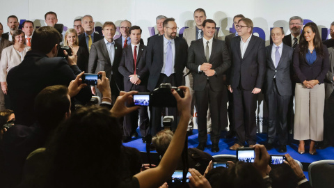 El presidente de Ciudadanos, Albert Rivera, junto al presidente del grupo ALDE del Parlamenteo Europeo, Gui Verhofstadt, entre otros, posan durante el encuentro de líderes liberales y demócratas europeos " celebrado en Madrid. EFE/Emilio Na