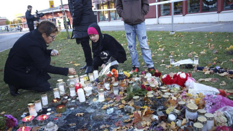 Varias personas encienden velas en homenaje a las víctimas del ataque. - EFE