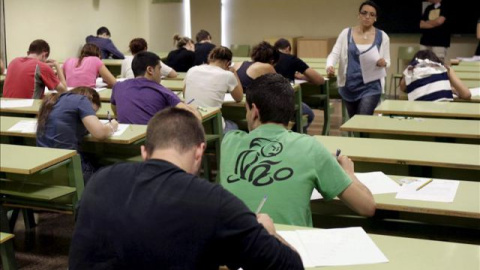 Varios estudiantes se examinan en un aula de un centro de educación. EFE/Archivo