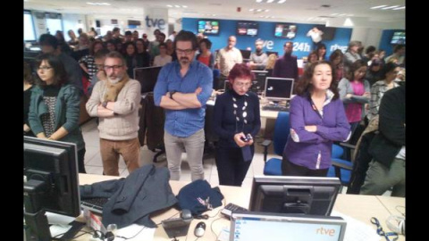 Minuto de silencio en TVE celebrado por los trabajadores en protesta por las once nuevas contrataciones./ Twitter