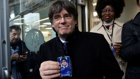 El expresidente de la Generalitat de Catalunya, Carles Puigdemont, luciendo su credencial de eurodiputado. / Reuters