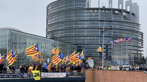 Concentració de suport als eurodiputats Carles Puigdemont i Toni Comín davant del Parlament Europeu, a Estrasburg. @pfont_