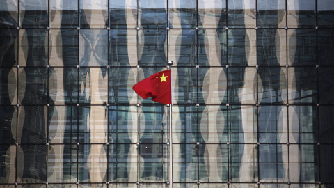 La bandera china frente a un edificio del distrito financiero de Pekín. REUTERS/Kim Kyung-Hoon