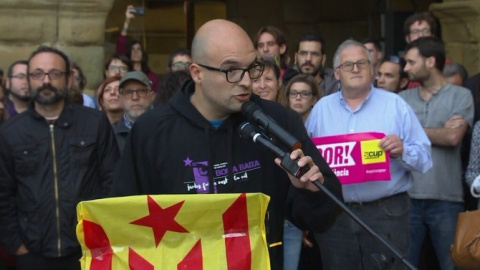 El concejal de la ciudad de Vic, Joan Coma, delante del Ayuntamiento de la localidad barcelonesa.