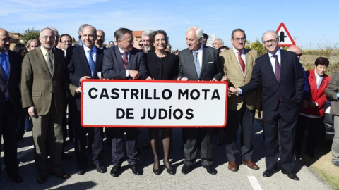 Las autoridades posan con el cartel de carretera con el nombre nuevo del pueblo. /RICARDO ORDÓÑEZ (ICAL)