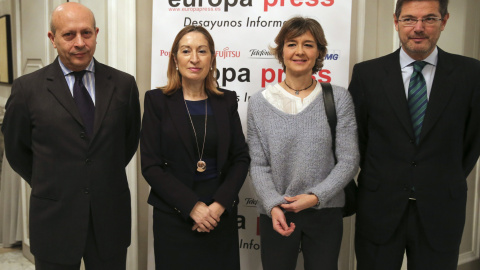 La ministra de Fomento, Ana Pastor, a su llegada al desayuno informativo, acompañada de los titulares de Educación, José Ignacio Wert, Agricultura, Isabel García Tejerina, y Justicia, Rafael Catalá. EFE/Ballesteros