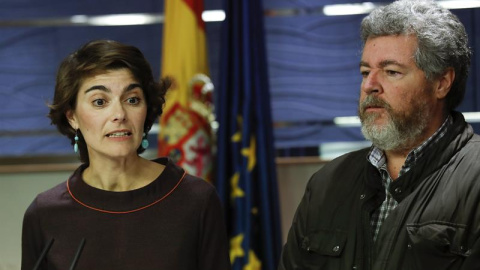 Rosa Martínez y Juan López de Uralde, coportavoces de Equo, durante la rueda de prensa ofrecida este lunes en el Congreso tras su encuentro con el rey Felipe VI en el Palacio de la Zarzuela, dentro de la ronda de consultas para designar un 