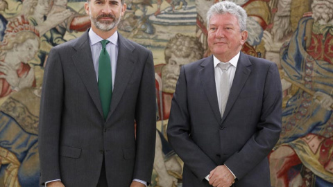 El rey Felipe VI posa para los medios junto al diputado de Nueva Canarias (NC), Pedro Quevedo. / EFE