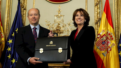 13/01/2020.- El nuevo ministro de Justicia, Juan Carlos Campo recibe la cartera del ministerio de Justicia, de manos de su antecesora Dolores Delgado. / EFE - BALLESTEROS