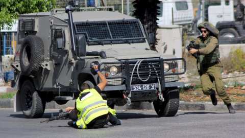 Un atacante palestino, vestido de periodista, apuñala a ua soldado israelí antes de caer fulminado por los disparos del Ejército hebreo cerca de la ciudad de Hebrón, en Cisjordania.- REUTERS