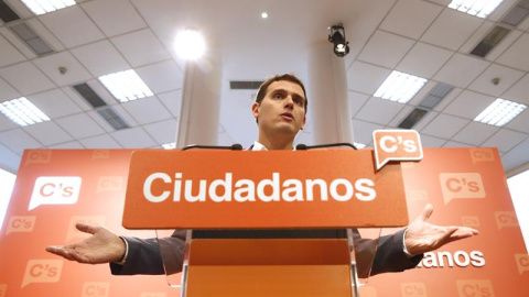 El presidente de Ciudadanos, Albert Rivera, durante la rueda de prensa ofrecida tras la reunión de la Ejecutiva Nacional, que se ha llevado a cabo este lunes en la sede del partido. EFE/J.J. Guillén