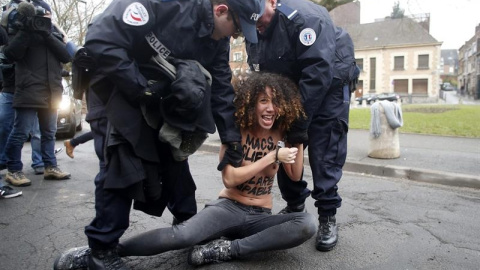 Dos agentes detienen a una activista de FEMEN. - EFE