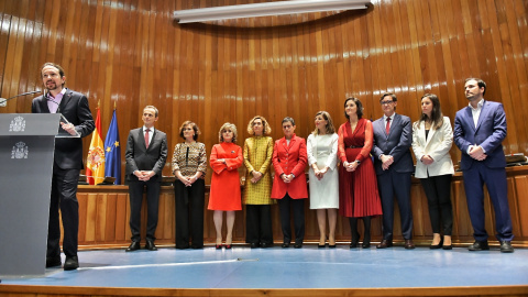 El nuevo Vicepresidente de Derechos Sociales y Agenda 2030, Pablo Iglesias (i) recibe su cartera de la vicepresidenta primera y ministra de Presidencia y Relaciones con las Cortes, Carmen Calvo (d) durante la toma de posesión en un acto cel