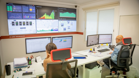 La sala de control de les emissions de l'AMB. MIQUEL CODOLAR.