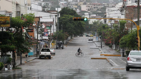 Un ciclista transita por una calle ayer, viernes 23 de octubre de 2015, en la ciudad de Puerto Vallarta en el estado de Jalisco (México).- EFE